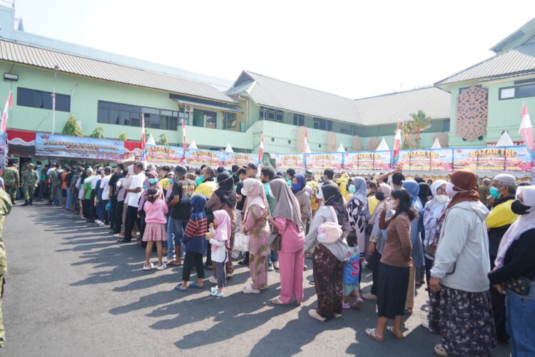 Sambut HUT ke-81 TNI, Korem 101/Antasari Bagikan 1.300 Paket Sembako Gratis Hingga Pengobatan Gratis