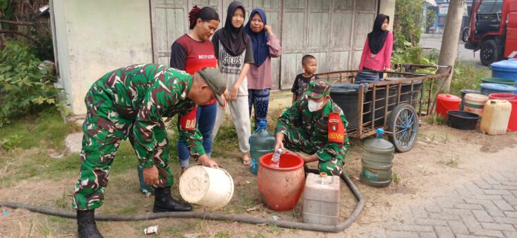 TNI Hadir di Tengah Warga, Kodim 1002/HST Salurkan Air Bersih ke Desa Jamil