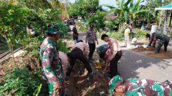 Cegah Saluran Tersumbat, Koramil Haruyan Ajak Warga Gotong Royong Bersihkan Parit