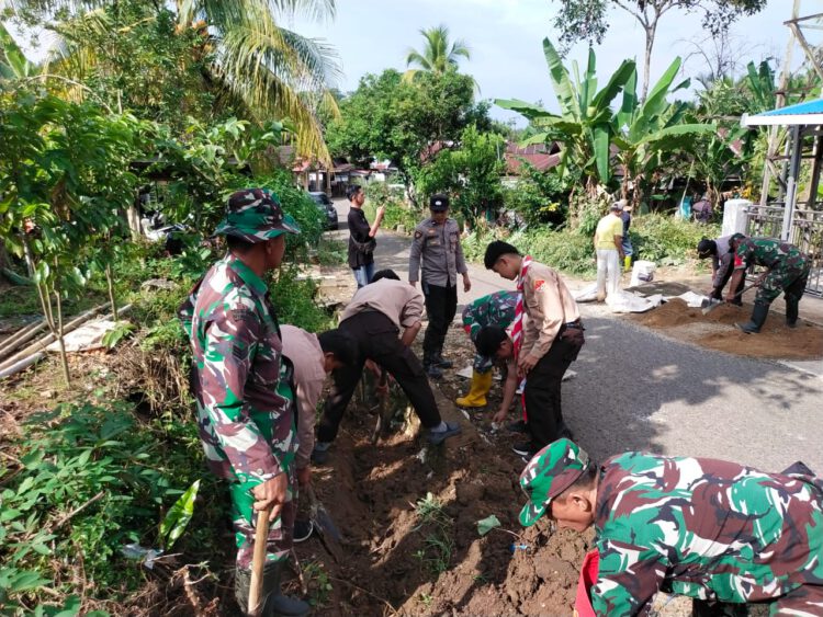 Cegah Saluran Tersumbat, Koramil Haruyan Ajak Warga Gotong Royong Bersihkan Parit