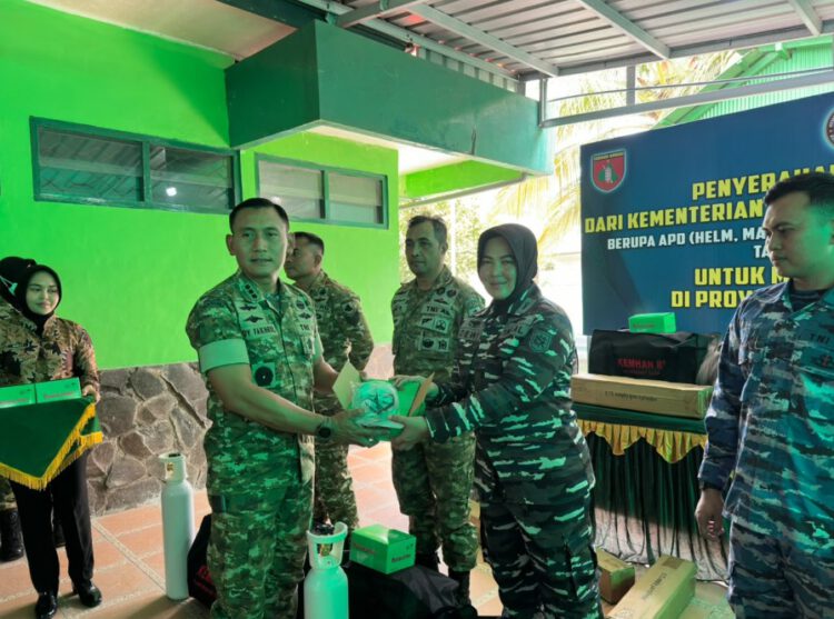 Perkuat Penanganan Karhutla, Korem 101/Antasari Kembali Bagikan APD ke Personel TNI dan Relawan