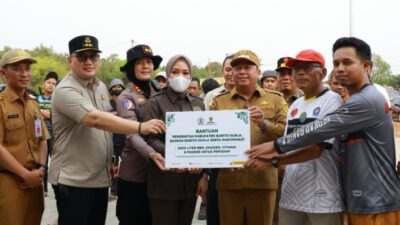 Ketua DPRD Batola Hadiri Penyerahan 5.000 Liter BBM, Dukung Relawan Tangani Karhutla