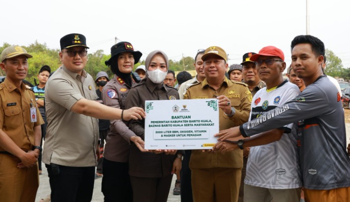 Ketua DPRD Batola Hadiri Penyerahan 5.000 Liter BBM, Dukung Relawan Tangani Karhutla