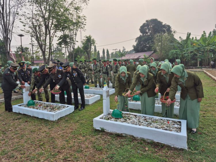 Sambut HUT ke-81 TNI, Kodim 1002/HST dan Yonif 621/Manuntung Gelar Ziarah ke TMP Kusuma Bangsa