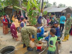 TNI Hadir di Tengah Krisis Air, 251 KK Warga Banua Hanyar Dapat Bantuan