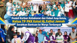 Peduli Korban Kebakaran dan Kabut Asap Batola, Ketua TP PKK Kalsel Hj. Fathul Jannah Serahkan Bantuan ke Warga Terdampak