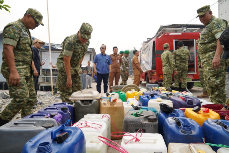 Bantu Warga Hadapi Kekeringan, Danrem 101/Antasari Terjun Langsung Salurkan 21.000 Liter Air Bersih di Banjarmasin