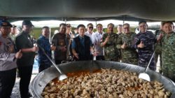 Kuali Merah Putih di Guntung Damar, Korem 101/Antasari bersama Pemerintah Daerah dan Bobon Santoso Salurkan 3.000 Porsi Makanan dan 1.000 Paket Bantuan Presiden bagi Pejuang Karhutla