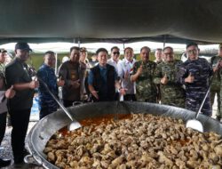 Kuali Merah Putih di Guntung Damar, Korem 101/Antasari bersama Pemerintah Daerah dan Bobon Santoso Salurkan 3.000 Porsi Makanan dan 1.000 Paket Bantuan Presiden bagi Pejuang Karhutla