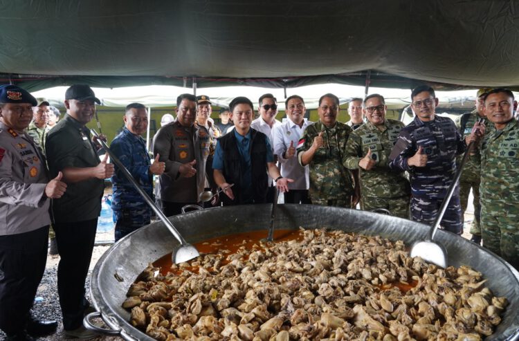 Kuali Merah Putih di Guntung Damar, Korem 101/Antasari bersama Pemerintah Daerah dan Bobon Santoso Salurkan 3.000 Porsi Makanan dan 1.000 Paket Bantuan Presiden bagi Pejuang Karhutla