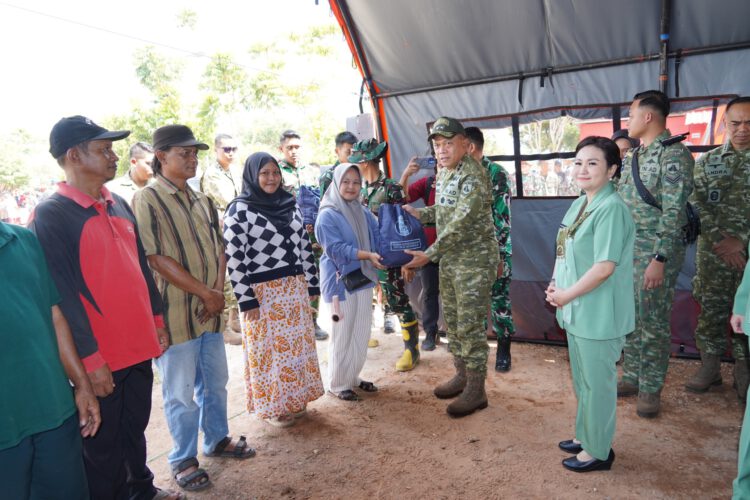 Danrem 101/Ant dan Kepala BPBD Prov. Kalsel Dampingi Pangdam XXII/TB Salurkan Ribuan Bantuan Presiden RI untuk Masyarakat dan Relawan Karhutla di Kalsel