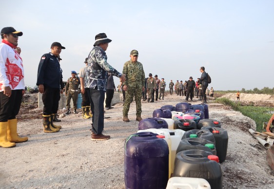 Gubernur Kalsel Bersama Pangdam XXII/Tambun Bungai dan Forkopimda Terus Uji Efektivitas Pemadaman Karhutla dengan Cairan Surfaktan 